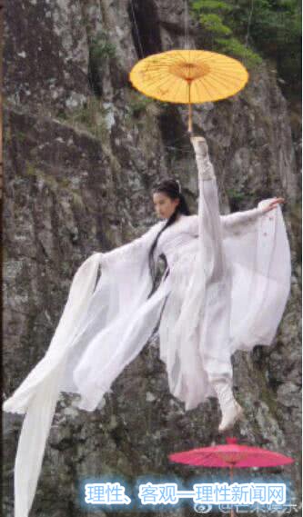 刘亦菲真是厉害 穿着高跟鞋都还能站着跨一字马!